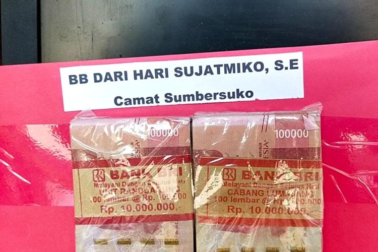 Barang bukti beruapa uang tunai yang berasal dari Camat sumbersuko Lumajang