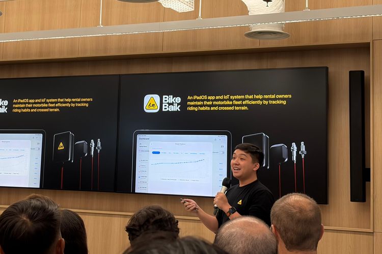 Salah satu pengembang aplikasi Apple Developer Academy mempresentasikan karya mereka di acara keluluesan di Bali, Kamis (11/12/2025).