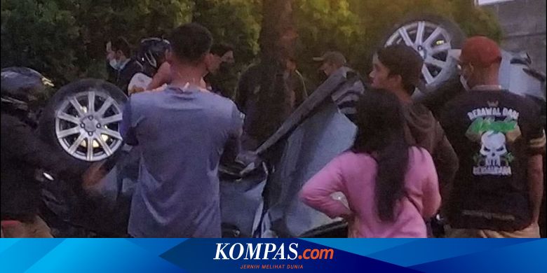 Sopir Diduga Mengantuk, Mobil Honda Jazz Terguling di Joglo Jakbar - Vimarsana News