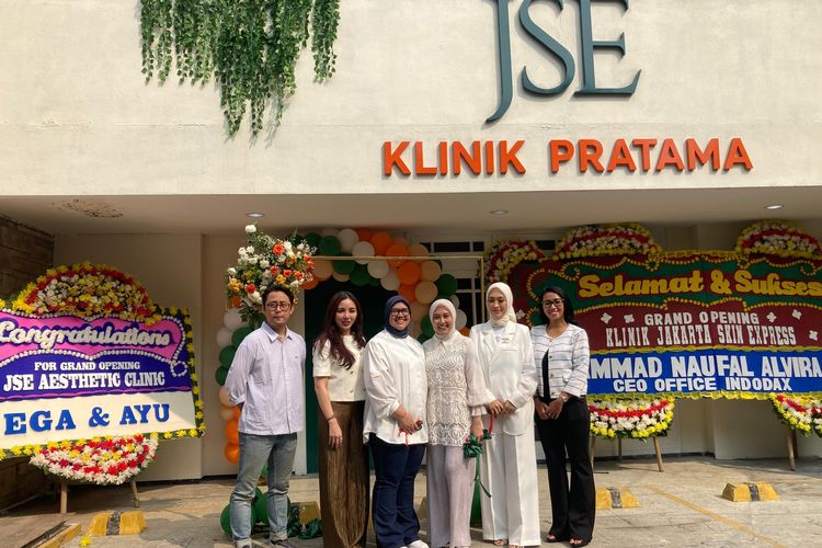 Grand opening klinik kecantikan dan gigi Jakarta Skin Express (JSE) Aesthetic di Jalan Mangga Besar IV/I, Taman Sari, Jakarta Barat, Rabu (2/7/2025).