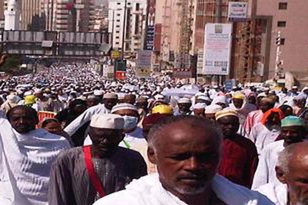 Jemaah haji memadati salah satu jalan utama di Kota Mekkah, untuk menuju Masjidil Haram, pada musim haji tahun 2010 lalu.