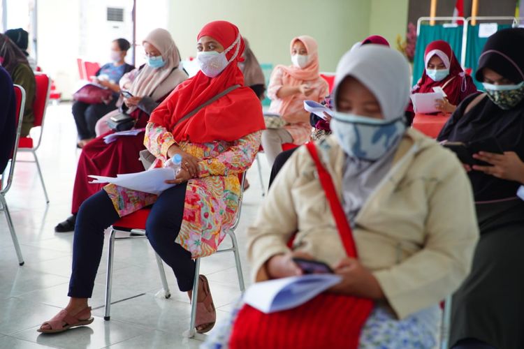 ANTRI—Para ibu hamil antri mendapatkan vaksinasi covid-19 merk sinovac di RSUD Sogaten Kota Madiun, Rabu (25/8/2021)