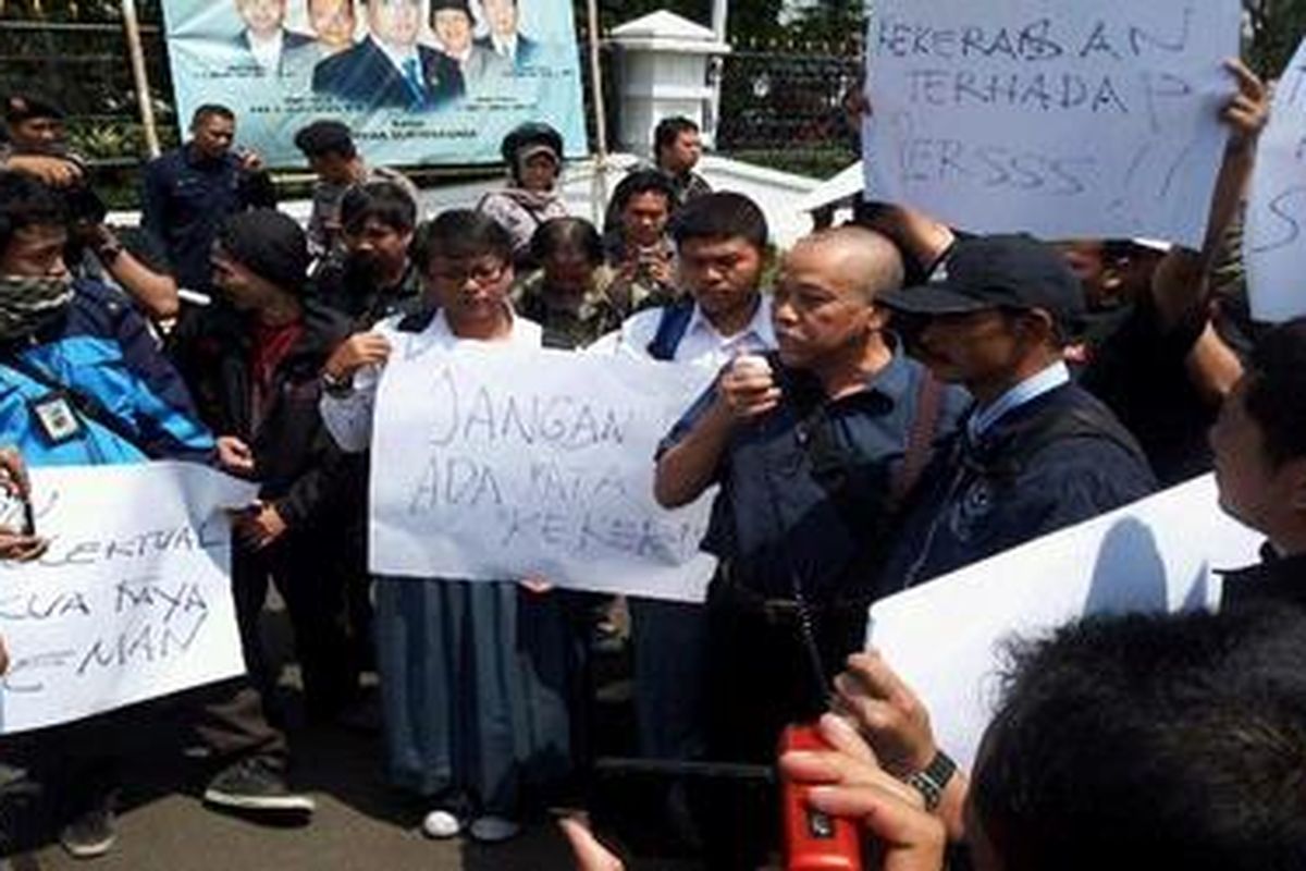 Kekerasan yang menimpa wartawan di SMA 6 Jakarta melibatkan pelajar memancing solidaritas dari wartawan di Bandung. Mereka menggelar unjuk rasa di Gedung Sate sebagai bentuk keprihatinan atas kekerasan tersebut.
