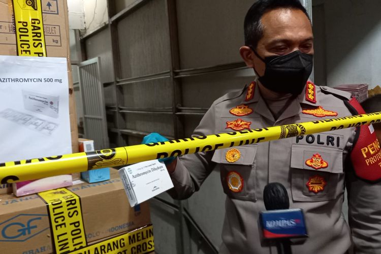 Kapolres Jakarta Barat Kombes Ady Wibowo saat konferensi pers terkait penutupan gudang PT. ASA yang menimbun obat terkait penanganan Covid-19 pada Senin (12/7/2021).