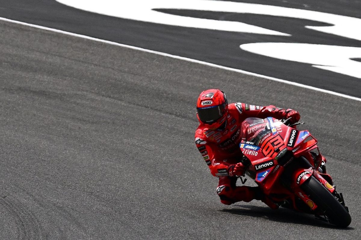 Pebalap MotoGP asal Spanyol untuk Ducati Lenovo Team Marc Marquez beraksi dalam sesi Sprint Race MotoGP Italia 2025 di Sirkuit Mugello, di Mugello, dekat Florence, pada 21 Juni 2025.(Photo by Tiziana FABI / AFP)