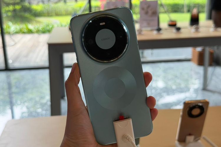 Desain belakang Huawei Mate 80 Pro varian warna hijau.