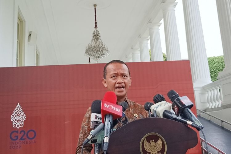Menteri Investasi/Kepala Badan Koordinasi Penanaman Modal (BKPM) Bahlil Lahadalia saat memberikan keterangan pers di Istana Kepresidenan, Jumat (13/1/2022).