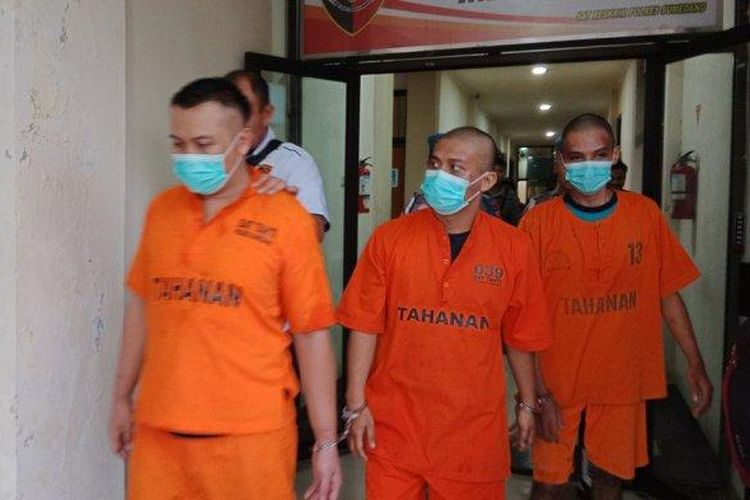 Polisi menangkap tiga orang penganiaya mahasiswa di Sumedang. Tiga orang itu merupakan komplotan pengedar narkoba.