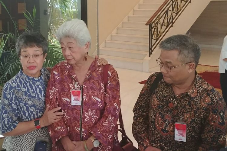 Para Guru Besar mendatangi Istana memprotes hak angket DPR terhadap KPK di Kompleks Istana Kepresidenan, Jakarta, Kamis (6/7/2017). (Dari kiri ke kanan) Riris Sarumpaet dan Mayling Oey (UI) dan Asep Saefudin (IPB). 