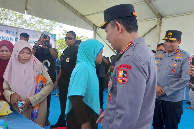 Kapolri Jenderal Listyo Sigit Prabowo berbincang dengan masyarakat Desa Kadirejo Kecamatan Pabelan Kabupaten Semarang