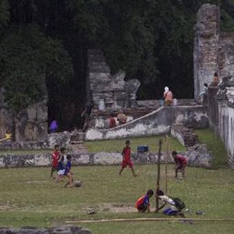 Anak-anak bermain bola di atas sisa reruntuhan Keraton Kaibon di Serang, Banten, Minggu (25/12/2011). Keraton seluas lebih kurang 2 hektar itu dibangun pada 1815 sebagai tempat tinggal Ratu Aisyah, ibu Sultan Muhammad Rafiuddin (sultan terakhir Kerajaan Banten) yang menjabat sebagai pemimpin pemerintahan karena putranya masih berusia lima tahun. 