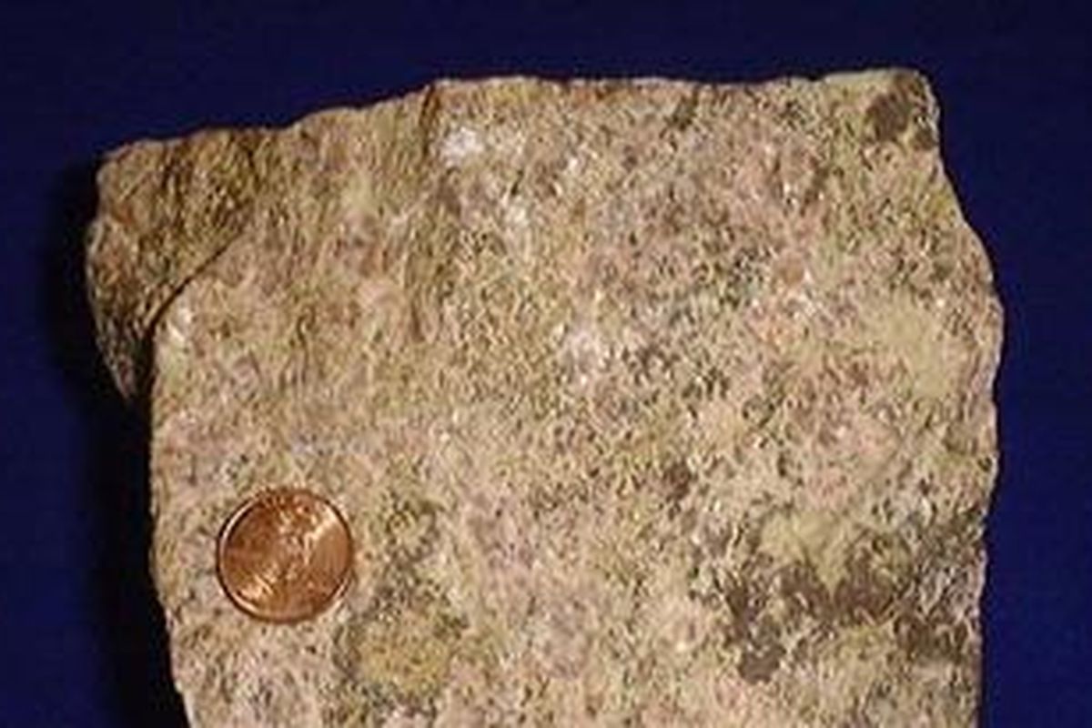 Bongkah batuan yang mengandung mineral langka "rare earth mineral".