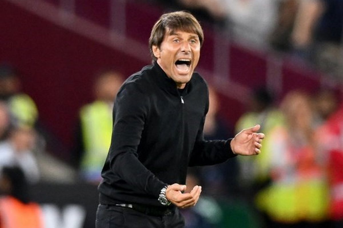 Ekspresi Antonio Conte dalam laga West Ham vs Tottenham Hotspur. Laga yang digelar di Stadion Olimpiade, London, pada Kamis (1/9/2022) dini hari WIB tersebut berakhir dengan skor imbang 1-1. Terkini, Antonio Conte resmi meninggalkan Tottenham pada Senin (27/3/2023) pagi WIB.