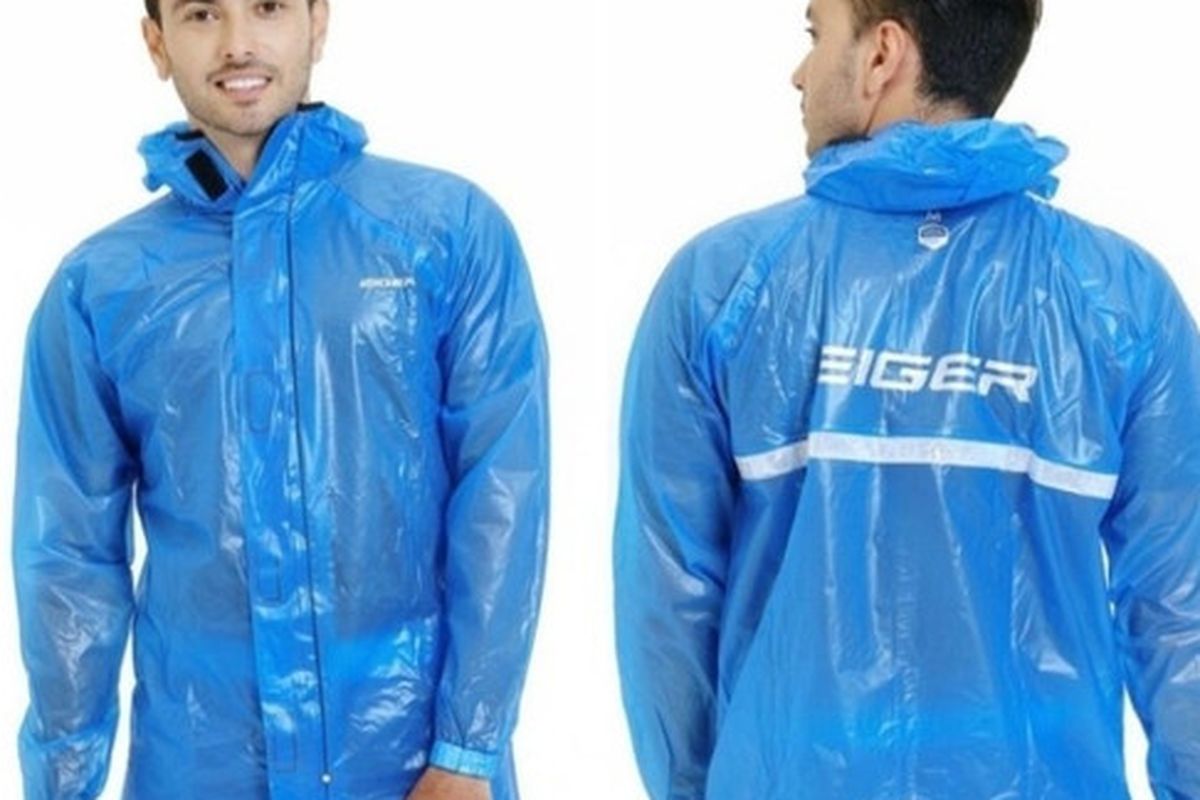 Eiger Squadron Rain Suit, salah satu produk jas hujan.