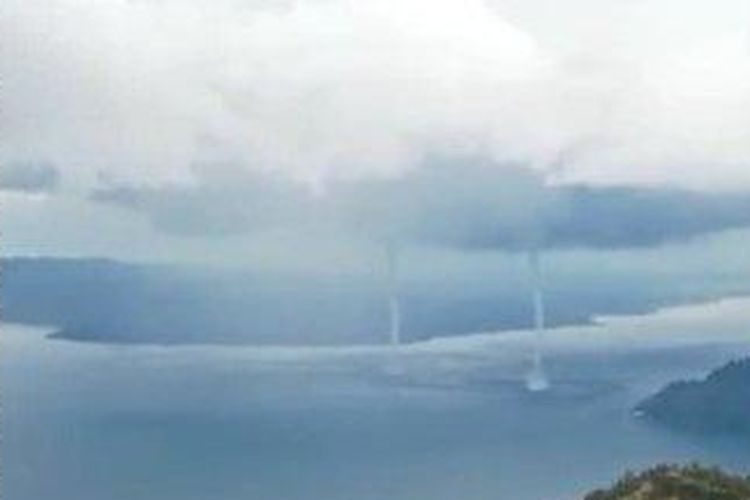Pusaran angin yang muncul di atas Danau Toba, Sumatera Utara, pada Minggu (13/8/2023).