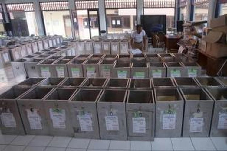 Petugas Komisi Pemilihan Umum menyiapkan kotak suara di Surabaya, Jawa Timur, Senin, 7 Juli 2014. Indonesia akan melaksanakan pemilihan umum presiden pada 9 Juli.