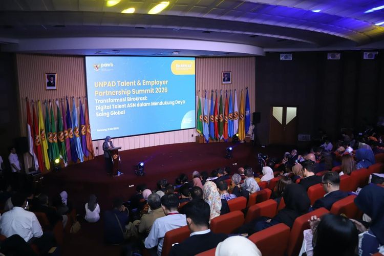 Menteri PANRB Rini Widyantini dalam acara Universitas Padjadjaran Talent & Employer Partnership Summit 2026 di Kampus Unpad Jatinangor, Kabupaten Sumedang, Jawa Barat, Senin.