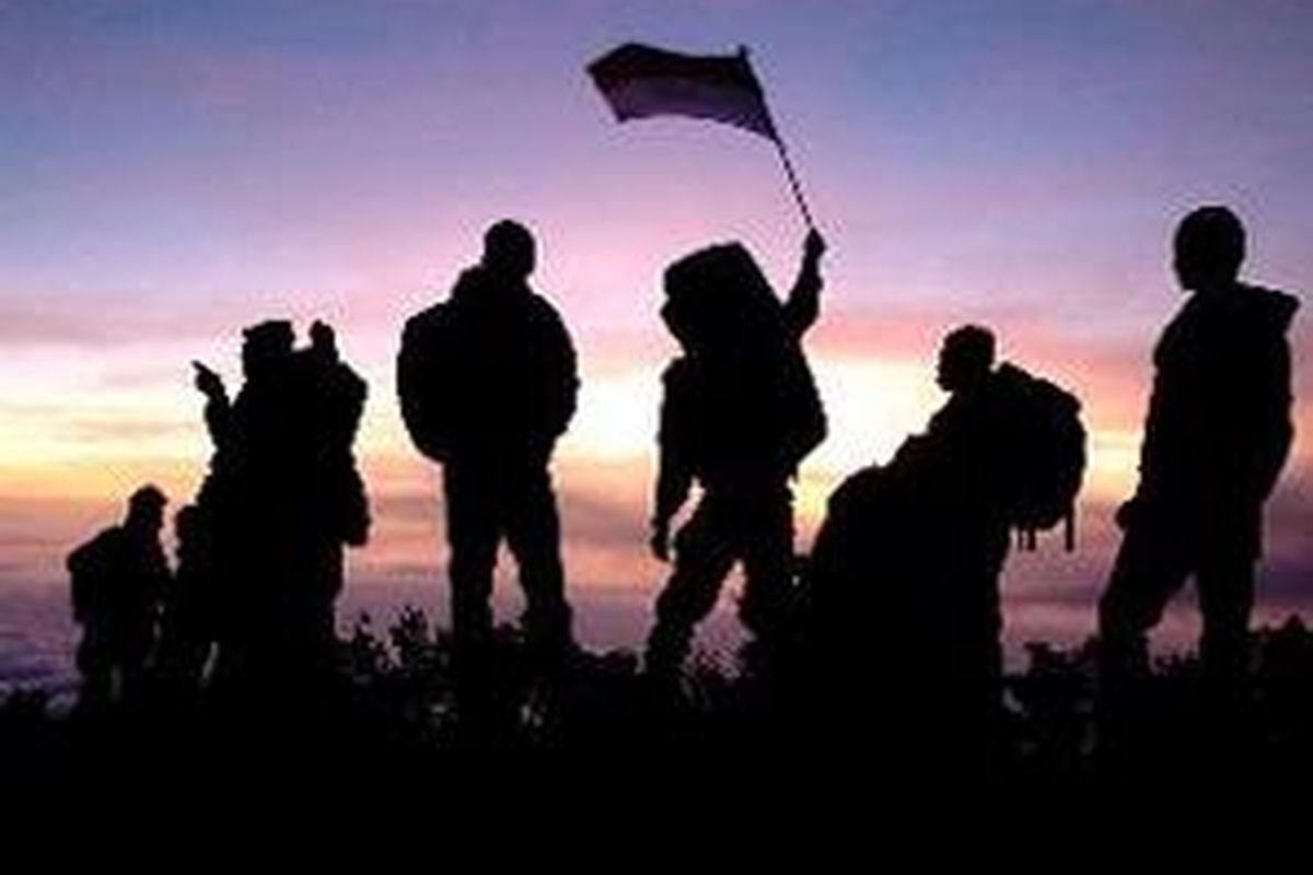 Para pecinta alam mengibarkan bendera merah putih di puncak Gunung Merapi, Jumat (17/8/07). 