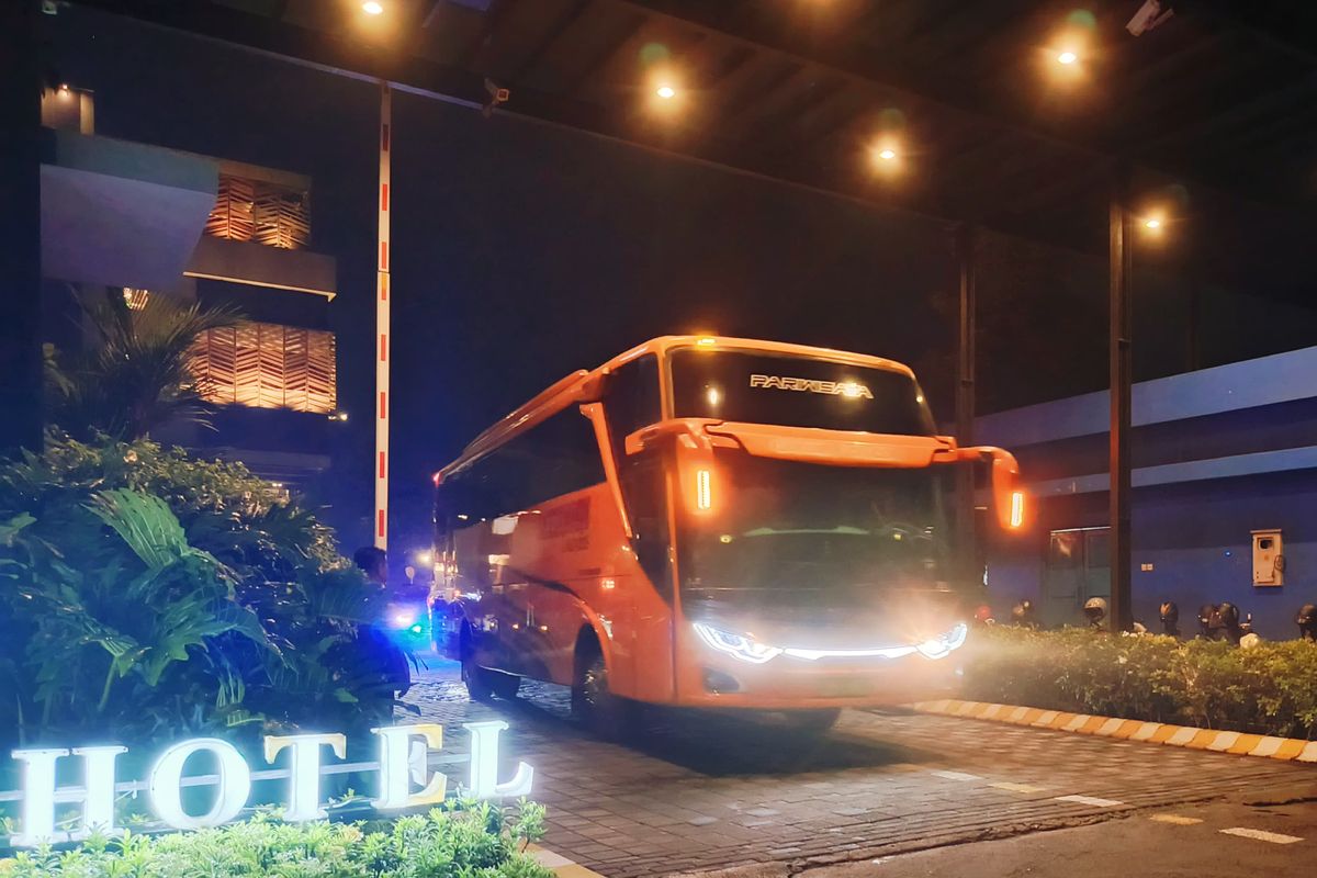 Rombongan Persik Kediri yang membawa pemain, pemain dan official tim pulang ke Kediri usai insiden kaca bus pecah karena dilempar batu oleh oknum usai menjalani laga pekan ke-32 Liga 1 2024-2025 melawan tuan rumah Arema FC yang berakhir dengan kemenangan tim tamu 3-0 yang berlangsung di Stadion Kanjuruhan Kepanjen, Kabupaten Malang, Minggu (11/5/2025) malam.