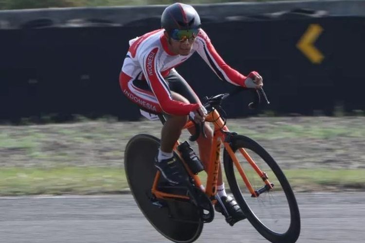 M. Habib Shaleh tengah berlaga di lintasan paracylcing ajang kompetisi Asian Para Games 2018.
