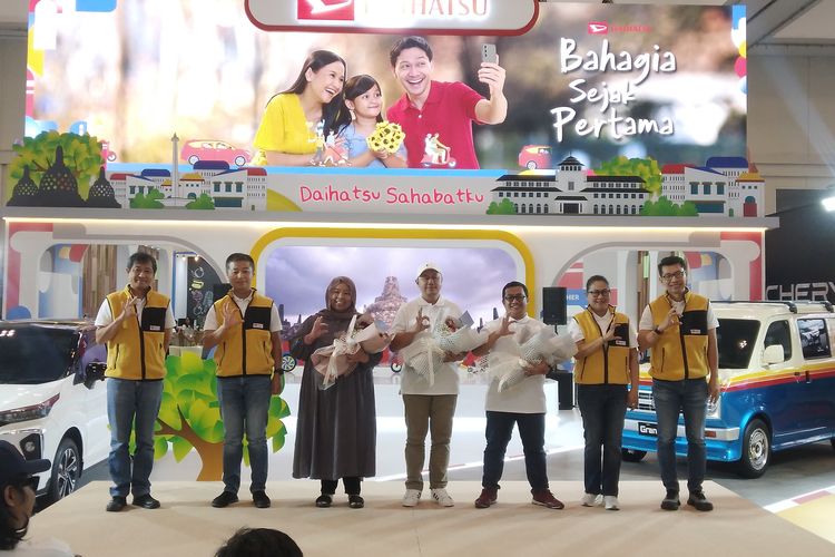 Daihatsu memberikan apresiasi kepada pembeli mobil Low Cost Green Car (LCGC) ke-700.000 di ajang Gaikindo Jakarta Auto Week (GJAW) 2024.