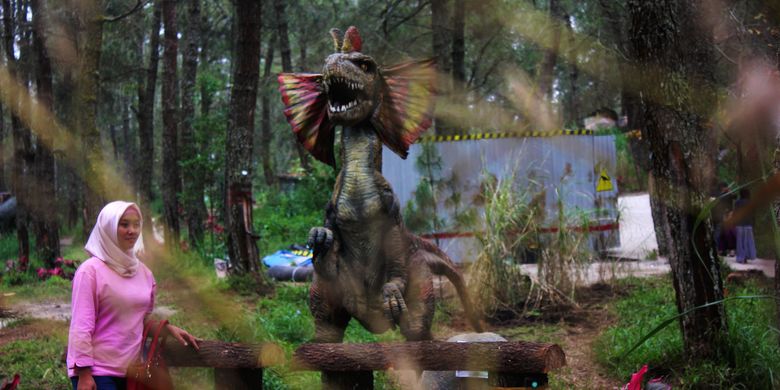 Pengelola taman wisata Mojosemi Forest Park menghadirkan wahana baru untuk menggaet pengunjung di musim libur lebaran 2019. Wahana Dinosaurus Park menghadirkan 20 jenis dinosaurus dengan ukuran yang sebenarnya. Dinosaurus yang mirip dengan aslinya tersebut juga dilengkapi dengan suara dan gerakan yang mampu menghidupkan robot raksasa tersebut. 