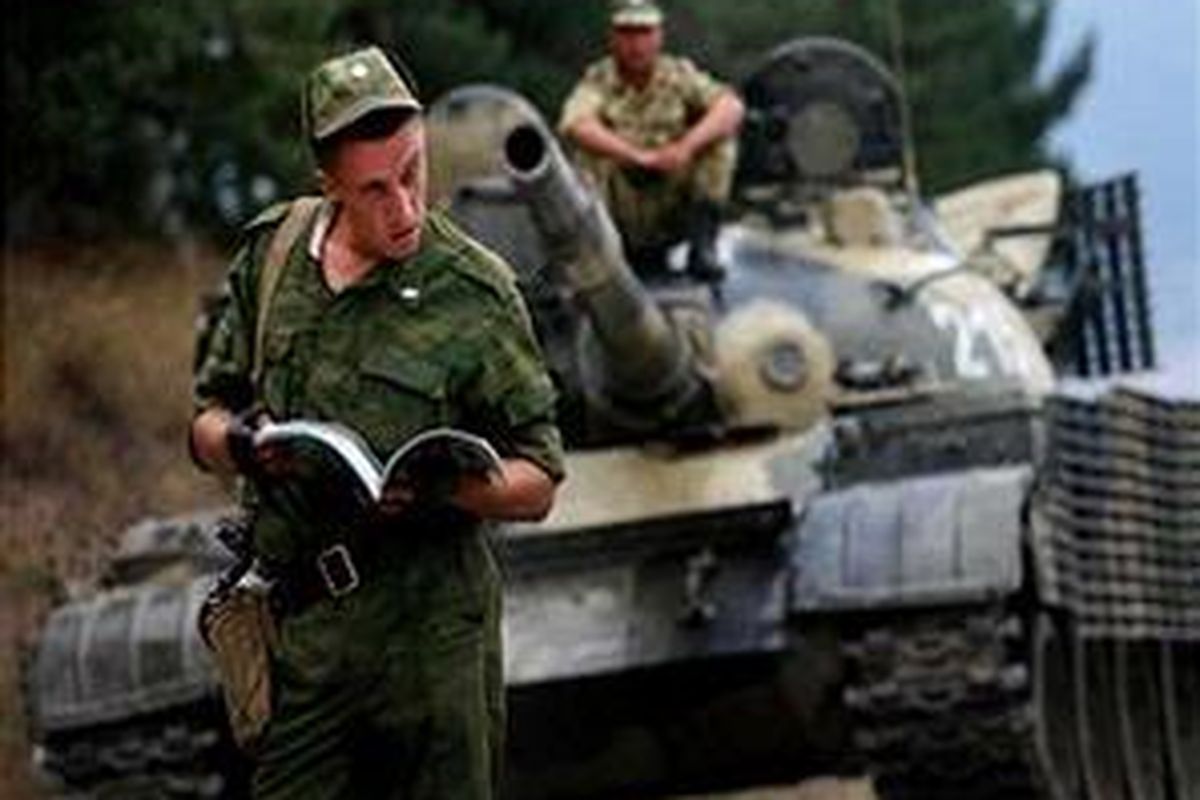 Seorang tentara Rusi sedang membaca majalah saat memasuki Kota Gori, 15 Agustus lalu.