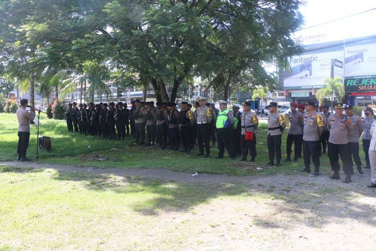 Sejumlah 100 anggota polisi dan Brimob saat disiapkan untuk mengamankan pleno KPU Kabupaten Jayapura di Sentani, Kabupaten Jayapura, Papua, Jumat (1/3/2024).