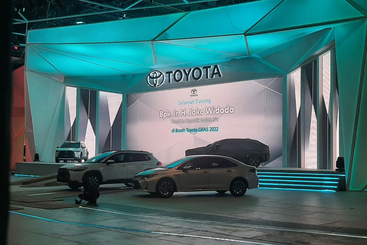 Toyota menyiapkan sambutan untuk Presiden RI Joko Widodo (Jokowi) di pameran otomotif GIIAS 2022, Selasa (9/8/2022).