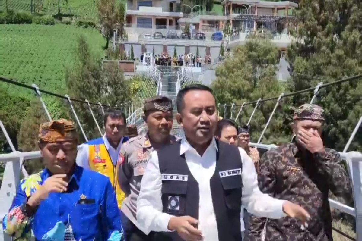 Ugas Irwanto menjajal jembatan kaca Bromo. Sampai kini peresmian jembatan kaca masih belum jelas. 