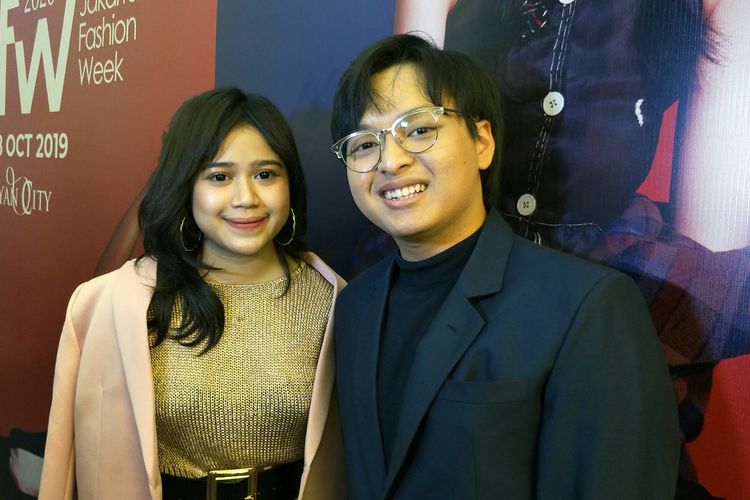 Pasangan duet Arsy Widianto dan Brisia Jodie saat ditemui di Wardah Inspiring Young Designer Competition di Senayan City, Jakarta Pusat, Minggu (27/10/2019).