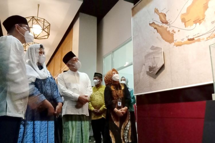 Pengasuh Pesantren Tebuireng, Jombang, KH. Abdul Hakim Mahfudz, didampingi wakil ketua MPR dan Direktur Perlindungan Kebudayaan Kemendikbud RI, meninjau bagian dalam Museum Islam Indonesia KH Hasyim Asy’ari.