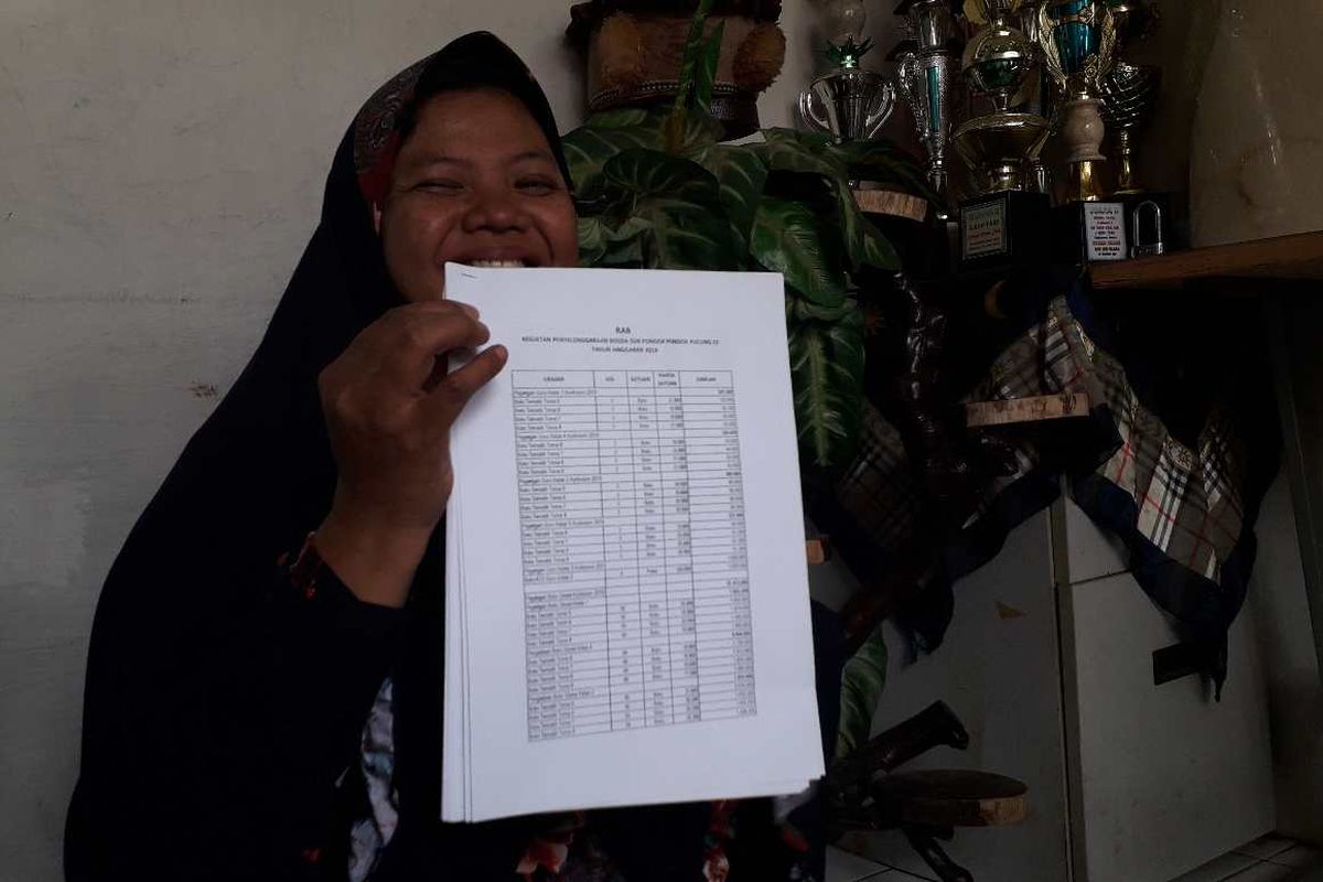 Rumini saat menunjukkan data uang dia ambil dari komputer sekolah.