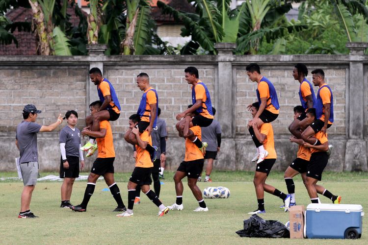 Pelatih Timnas Indonesia Shin Tae-yong saat memimpin latihan persiapan ujicoba FIFA Matchday di Stadion Gelora Trisakti Kuta, Bali, Jumat (21/1/2022) sore.