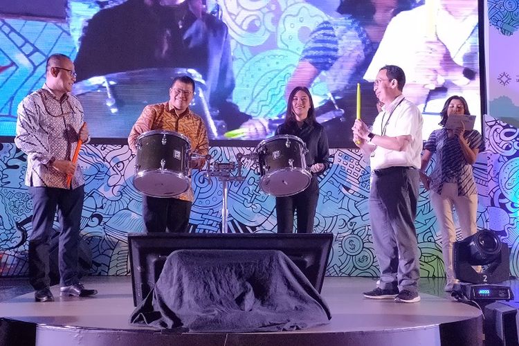 Wakil Menteri Pariwisata dan Ekonomi Kreatif, Angela Tanoesoedibjo bersama jajaran Direksi Riset dan Pengembangan Ekonomi Kreatif membuka acara Creative Economy Review 2019 dengan menabuh drum, Selasa (26/11/2019).