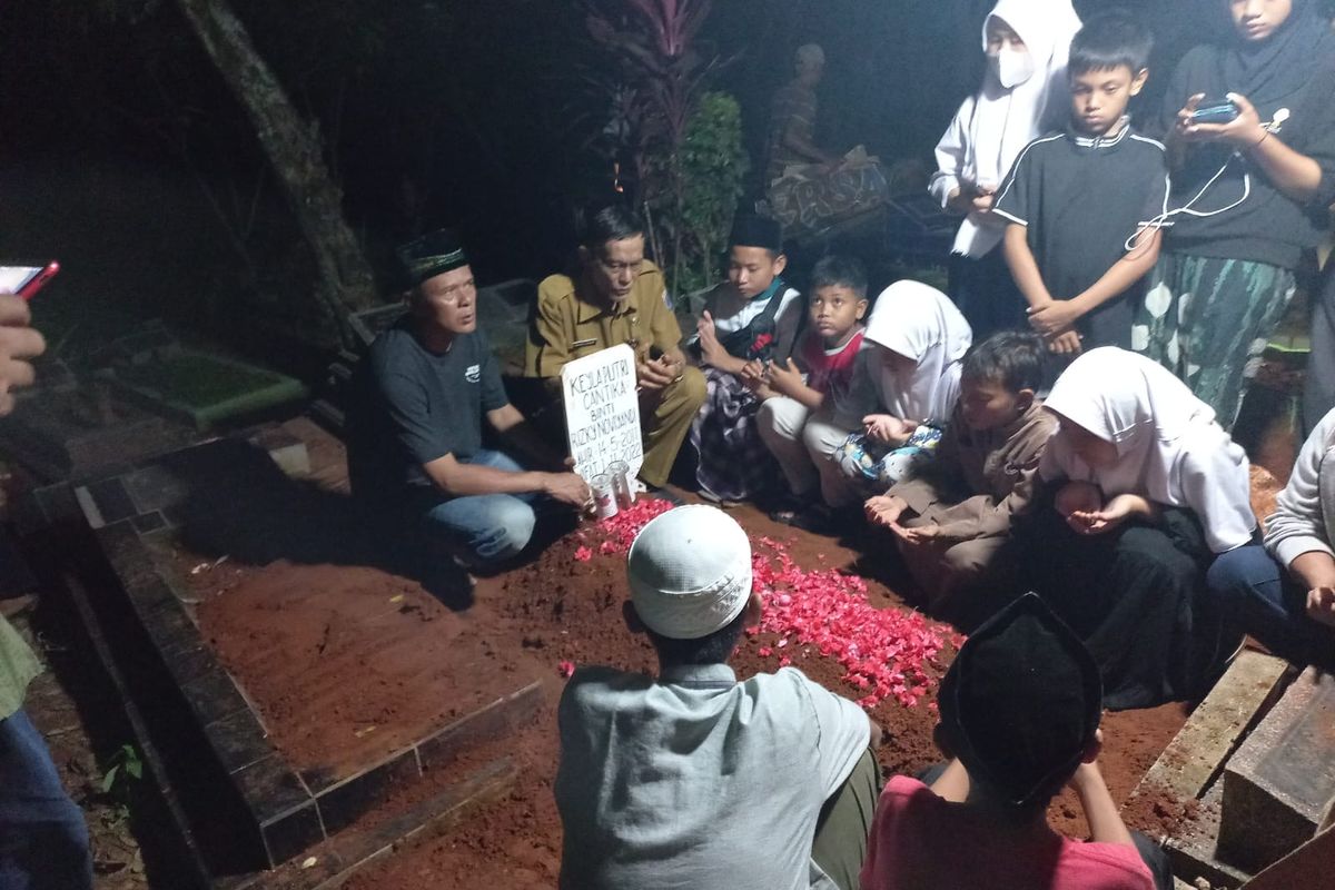 Suasana prosesi pemakaman anak perempuan yang dibunuh oleh ayah kandung di TPU Jatijajar 2, Depok pada Selasa (1/11/2022) malam.