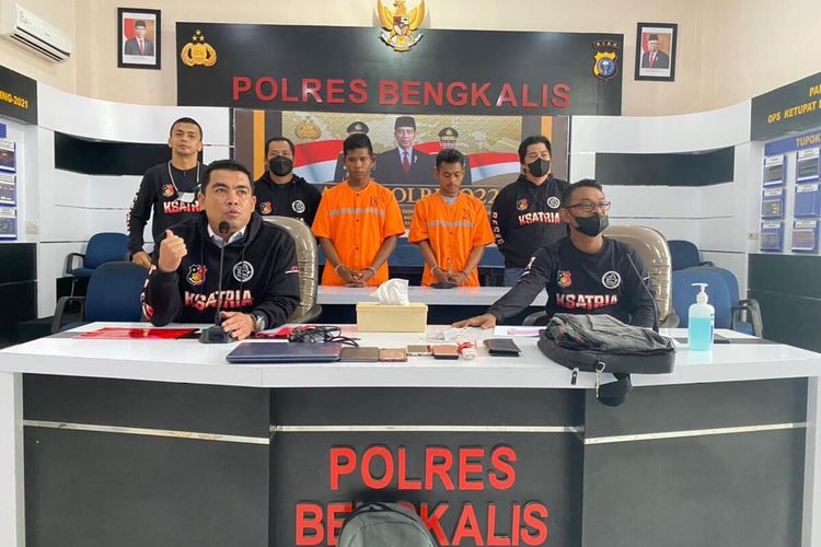 Satreskrim Polres Bengkalis menggelar konferensi pers penangkapan empat pelaku pembunuhan ibu muda di Kabupaten Bengkalis, Riau, Rabu (13/4/2022).