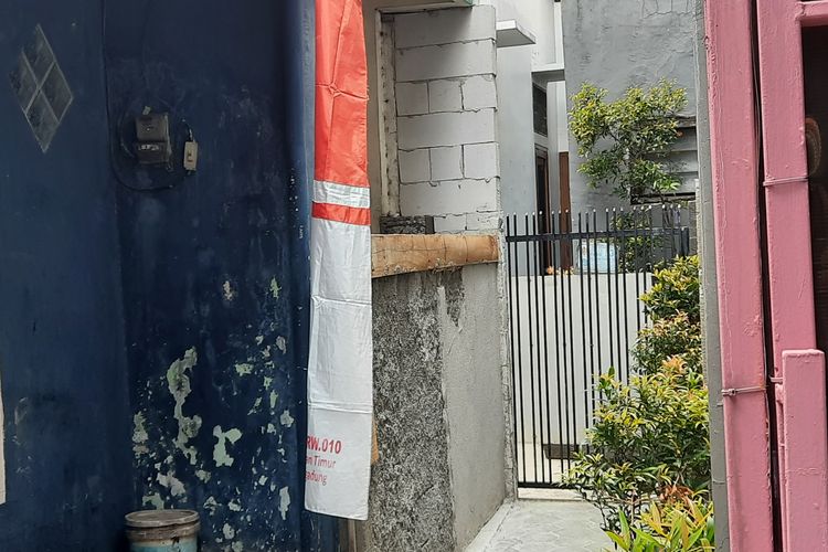 Tembok sepanjang dua meter masih berdiri di depan rumah Anisa (40), warga RT 011 RW 010 Pisangan Timur, Pulogadung, Jakarta Timur, hingga Senin (8/8/2022) siang.