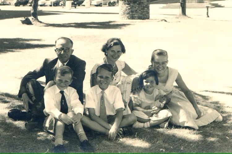 Catherina van der Linden dengan keluarganya saat berfoto di kawasan Glenelg, Australia Selatan di tahun 1958.