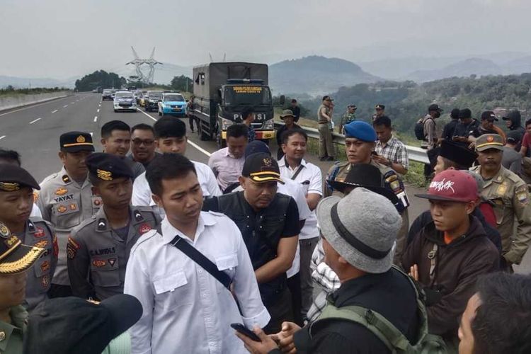 Warga tiga desa di Sumedang Jabar blokade akses Tol Cisumdawu,, Selasa (16/5/2023). Dok. Polres Sumedang/KOMPAS.com