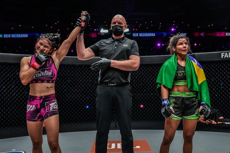 Stamp Fairtex (kiri) memenangi pertarungan melawan Julie Mezabarba dalam laga semifinal bertajuk ONE: Nextgen di Singapore Indoor Stadium, Jumat (29/10/2021).