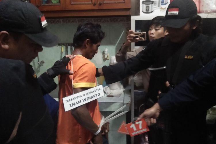 Pelaku pembunuhan ibu mertua Sekda Lamongan Imam Winarto, saat dihadirkan dalam rekonstruksi di rumah korban, Rabu (12/2/2020).