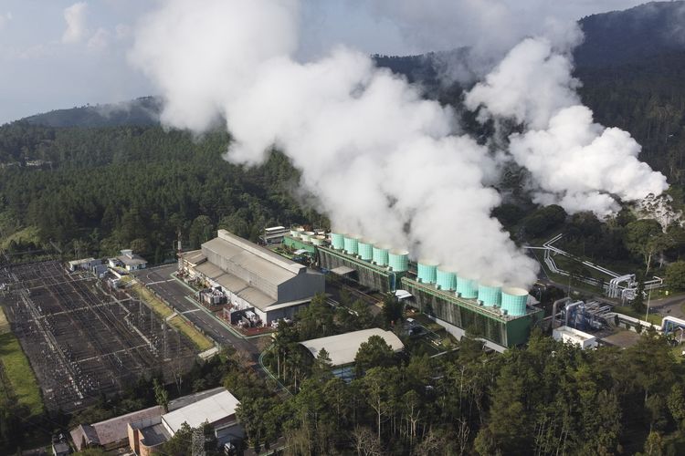 Foto udara Pembangkit Listrik Tenaga Panas bumi (PLTP) di Pertamina Geothermal Energy (PGE) Area Kamojang, Kabupaten Bandung, Jawa Barat, Senin (15/9/2025). Kementerian Energi dan Sumber Daya Mineral (ESDM) mencatat Indonesia merupakan negara dengan potensi panas bumi terbesar di dunia, mencapai sekitar 40 persen dari total potensi global atau sekitar 23,7 gigawatt (GW) dan menargetkan penambahan kapasitas PLTP sebesar 5,2 GW pada Rencana Usaha Penyediaan Tenaga Listrik (RUPTL) 2025-2034. ANTAFOTO/Adeng Bustomi/nz