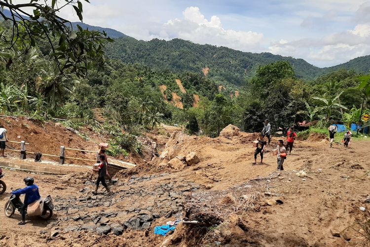 Jalan dan jembatan yang sebelumnya amblas diterjang banjir bandang di Kecamatan Lebakgedong, Kabupaten Lebak, sudah bisa dilalui, Senin (13/1/2020).