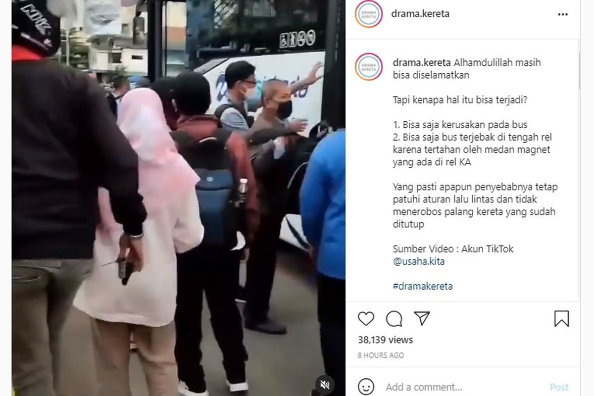 Tangkap layar video bus Transjakarta terhenti di lintasan kereta