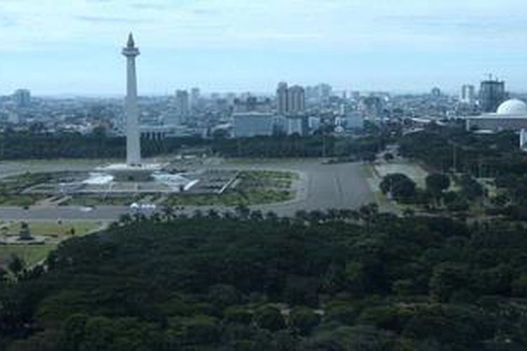 Kawasan Silang Monumen Nasional, Jakarta Pusat yang dipenuhi oleh pohon, Senin (8/4/2013). Pemerintah DKI Jakarta menargetkan luas ruang terbuka hijau di Jakarta pada 2017 mencapai 11 persen dari luas Jakarta.
