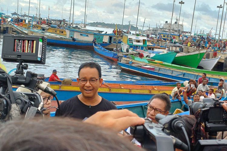 Calon presiden nomor urut 1 Anies Baswedan saat kampanye di Pelabu Pendaratan Ikan (PPI) Jembatan Puri, Sorong, Papia Barat Daya, Selasa (16/1/2024).
