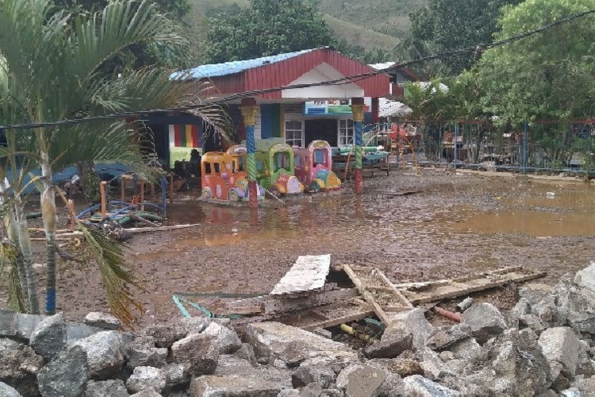 Banjir bandang menerjang Distrik Sentani, Kabupaten Jayapura, Papua, pada Sabtu (16/3/2019) malam hingga Minggu dini hari.