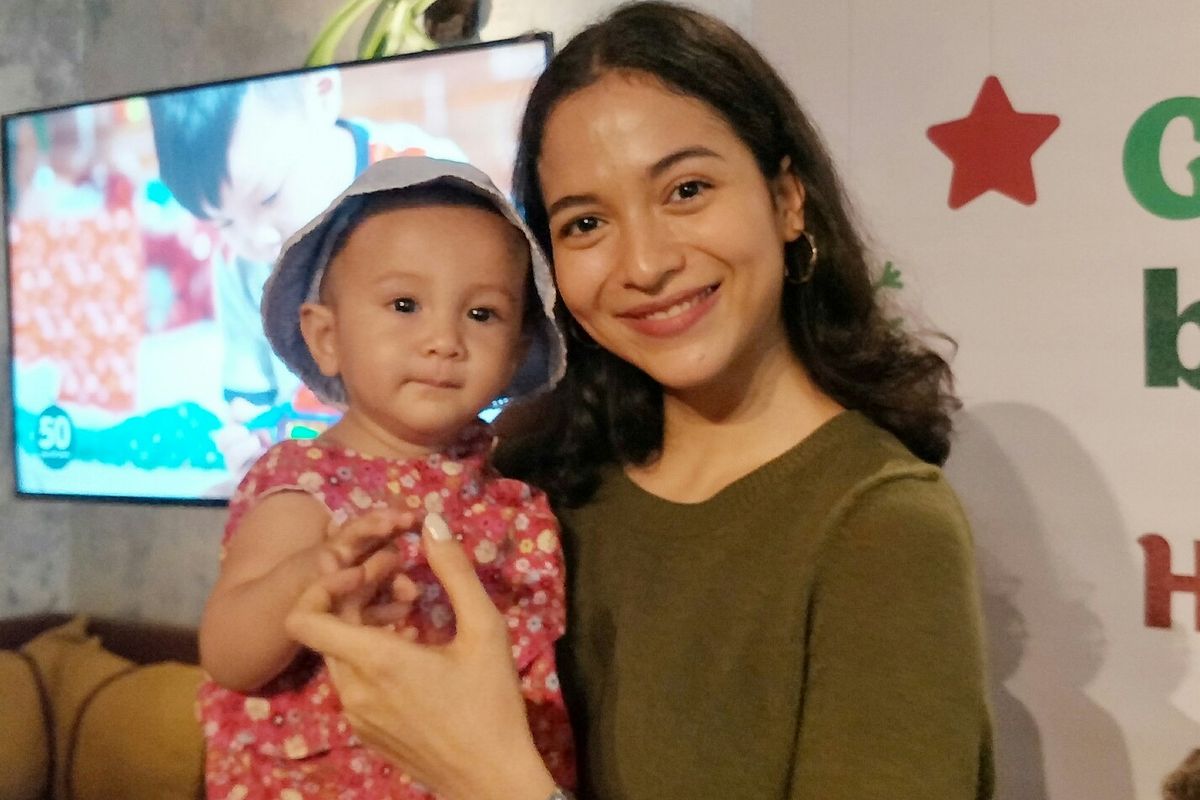 Artis peran Putri Marino bersama putrinya, Surinala Carolina Jarumillid saat ditemui di kawasan Gunawarman, Jakarta Selatan, Selasa (12/11/2019).