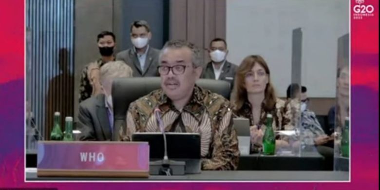 Direktur Jenderal Badan Kesehatan Dunia (WHO), Tedros Adhanom Ghebreyesus mengenakan batik berbicara dalam pertemuan pertama menteri kesehatan negara anggota G20 di Sleman, Daerah Istimewa Yogyakarta, Senin (20/6/2022).